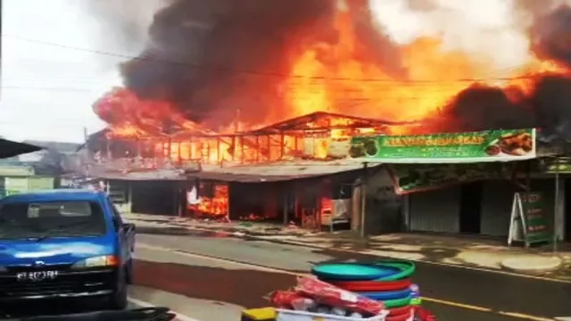 Kelurahan Simpang Tiga Samarinda Kebakaran, 17 Bangunan Hangus - GenPI.co KALTIM