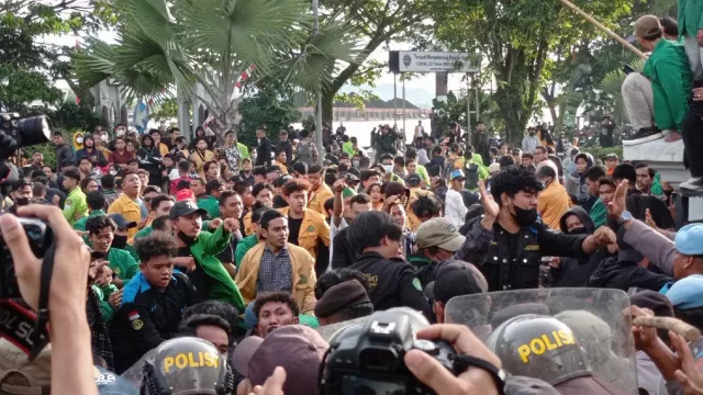 Demo Mahasiswa Kaltim Tolak Harga BBM Naik, Sempat Panas dengan Polisi - GenPI.co KALTIM