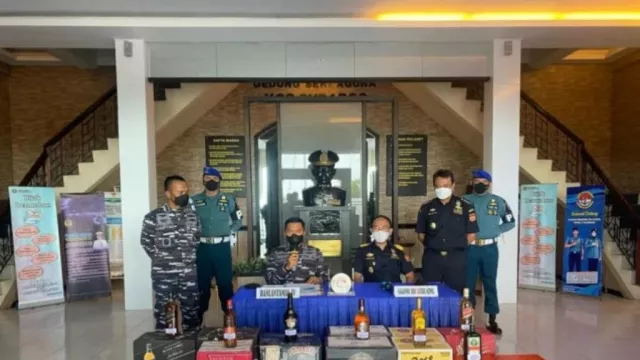 TNI AL Serahkan Ribuan Botol Mikol Ilegal ke Bea Cukai - GenPI.co KEPRI