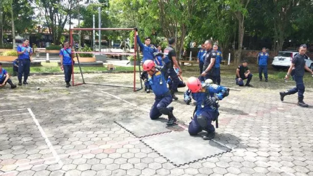 Cara Anggota Pemadam Kebakaran Tanjung Pinang Mengasah Kemampuan - GenPI.co KEPRI