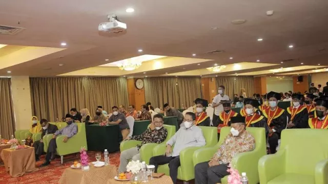 Wisuda STIKOM Muhammadiyah, Begini Pesan Amsakar untuk Alumni - GenPI.co KEPRI