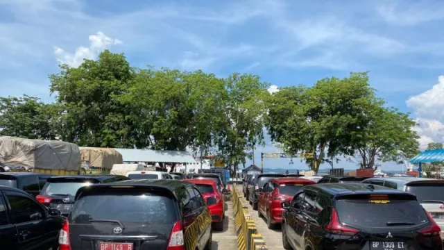 Waduh! Kendaraan Antre Berjam-jam di Pelabuhan Roro Tanjung Uban - GenPI.co KEPRI