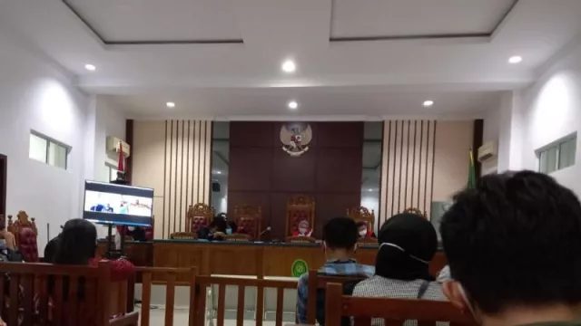 Hakim Vonis Bupati Bintan Nonaktif Apri Sujadi 5 Tahun Penjara - GenPI.co KEPRI
