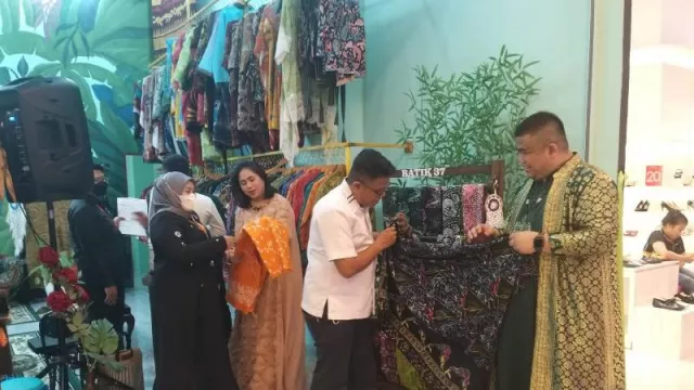 Cari Batik Batam? Kunjungi Saja Galeri Batik 37 di One Batam Mall - GenPI.co KEPRI
