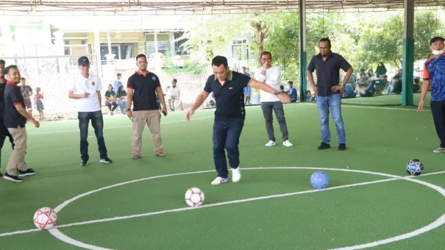 Hari Istimewa, Kapolresta Barelang Futsal Bareng Buruh - GenPI.co KEPRI
