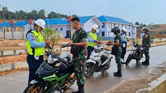 Anggota Lanud Hang Nadim Diperiksa Sebelum Masuk Kawasan Bandara - GenPI.co KEPRI