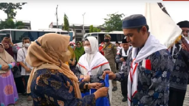 CJH Tanjung Pinang Berangkat ke Batam, Satu Orang Batal - GenPI.co KEPRI