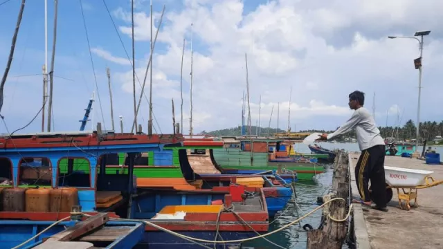 Nelayan Harap Waspada, Gelombang Tinggi di Laut Natuna Utara - GenPI.co KEPRI