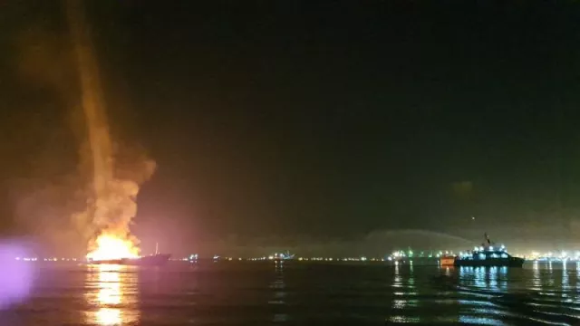 Kapal Barang dari Malaysia Terbakar di Batam, 2 ABK Terjebak - GenPI.co KEPRI