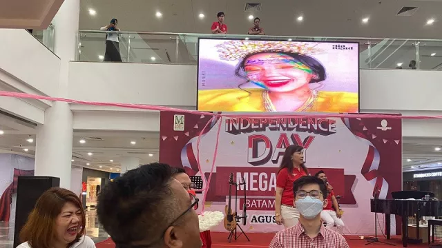 Kepala Disbudpar Lomba Makan Kerupuk Lawan GM Mega Mall - GenPI.co KEPRI