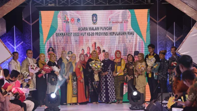 8 Desainer Tampilkan Karya dalam Fashion Show Wastra Kepri - GenPI.co KEPRI