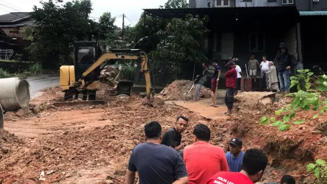 4 Bulan Jalan Ambles, Warga Villa Sampurna 2 Gerak Swadaya - GenPI.co KEPRI