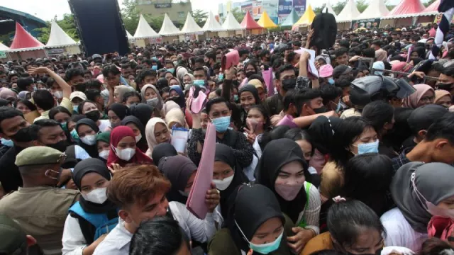 Ribuan Orang Berdesakan di Job Fair Batam, Kegiatan Dievaluasi - GenPI.co KEPRI