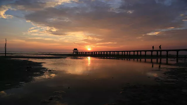Berburu Sunset di Tanjung Siambang - GenPI.co