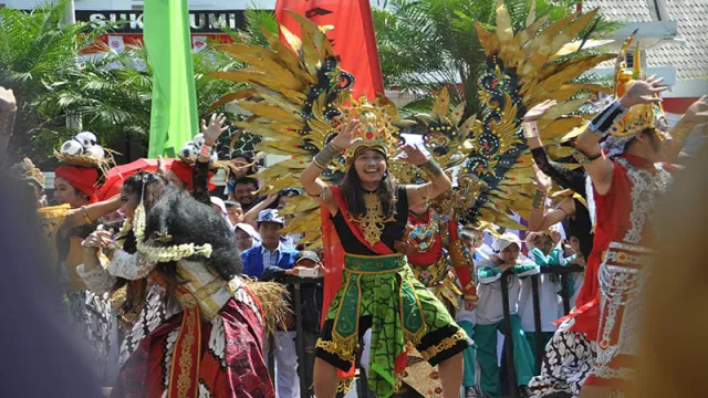 Helaran Budaya Meriahkan HUT Kota Sukabumi ke-104 - GenPI.co
