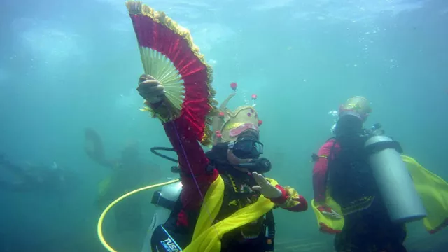 Aksi Tari Gandrung dalam Air Membuat Takjub Wisatawan - GenPI.co