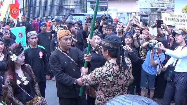 Kirab Panji Helaran Keraton Sumedang Larang - GenPI.co