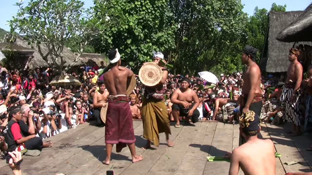 Pawai Budaya Membuka Tenganan Pegringsingan Festival 2018 - GenPI.co