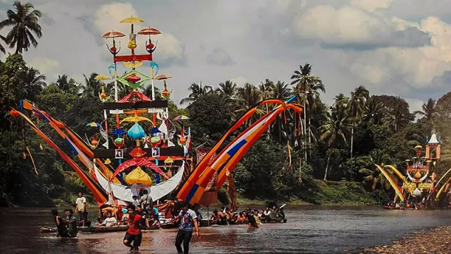 Yuk Saksikan Perahu Baganduang di Kuantan Singingi - GenPI.co