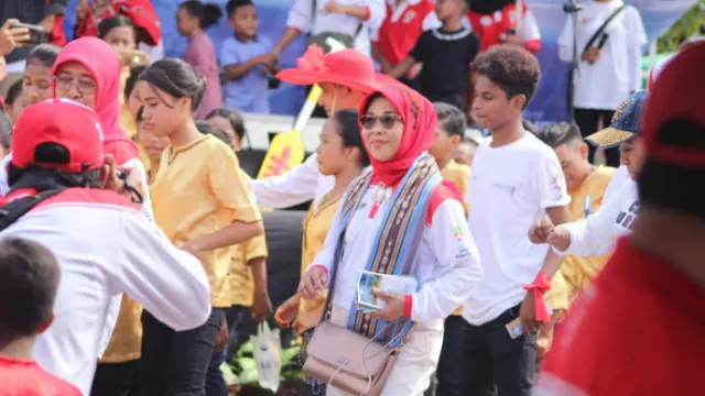 Asyiknya Joged Tobelo di Pembukaan Festival Teluk Ambon 2018 - GenPI.co