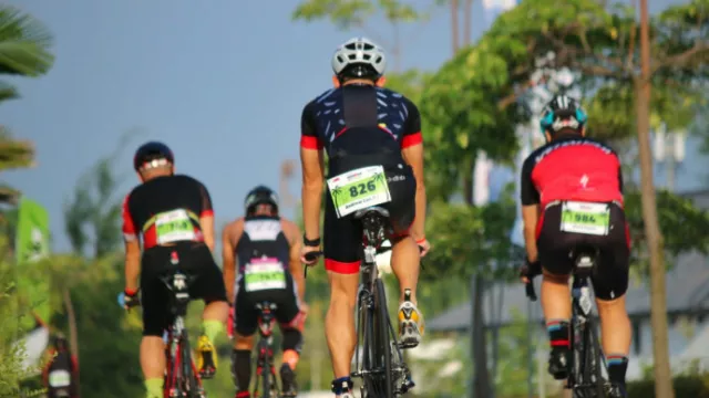 Di Terik Matahari, Atlet Ironman 70.3 Tetap Semangat - GenPI.co