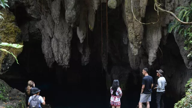 Pesona Mistis Gua Kolam Biru - GenPI.co