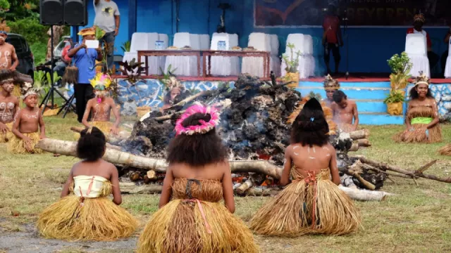 Mau Bisa Jalan di Atas Bara Api, Datang ke Festival Ini - GenPI.co