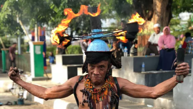 Wow Ada Kakek Api Di Festival Pasar Terapung 2018 - GenPI.co