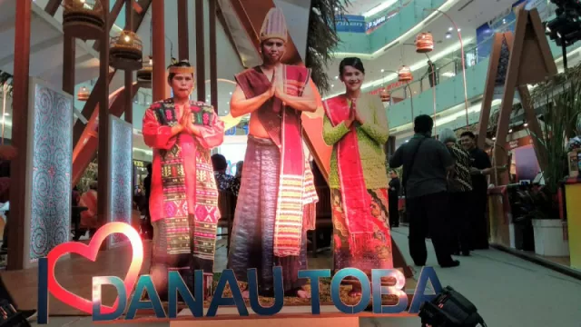 Surabaya Dirayu dengan Spot Wisata Danau Toba - GenPI.co