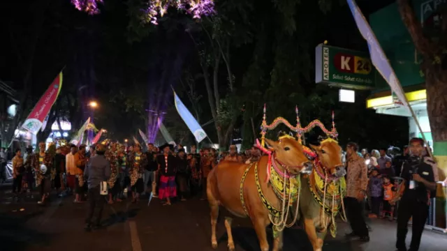 Paduan Batik dan Sapi Sonok di Madura Eksotik Carnival - GenPI.co