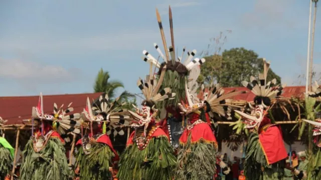 Topeng dan Trie Utami Tersaji di Festival Hudoq 2018 - GenPI.co