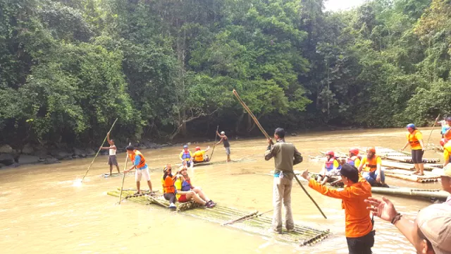 Adrenalin Tinggi di Festival Bamboo Rafting Gedung Batin - GenPI.co