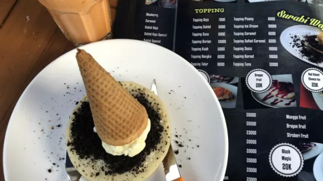 Patut Dicoba, Sensasi Makan Surabi Pakai Es Cream Terbalik. - GenPI.co
