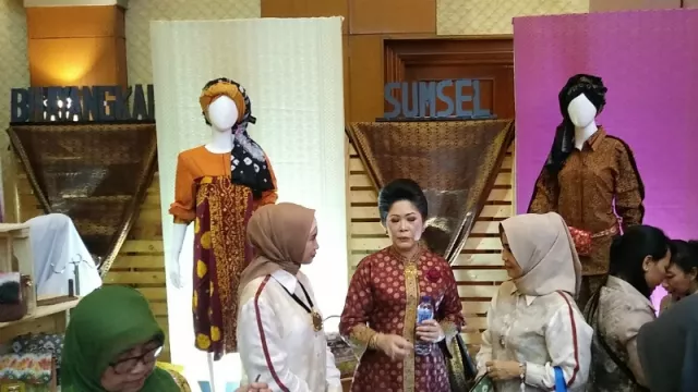 First Lady Sumsel : Songket Lama Jangan Ditinggalkan! - GenPI.co