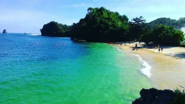 Temukan Keindahan Pantai 3 Warna di Malang - GenPI.co