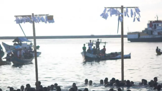 Di Wakatobi, Ada Lomba Panjat Pinang di Laut - GenPI.co