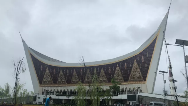 Sejenak Wisata Religi di Masjid Terbesar Sumatera Barat. - GenPI.co