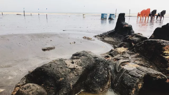Batu Malin Kundang dan Pesona Pantai Air Manis - GenPI.co