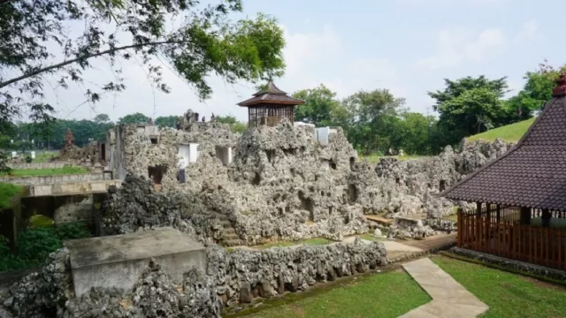 Taman Goa Sunyaragi Cirebon Bikin Dubes Tiongkok Kagum - GenPI.co
