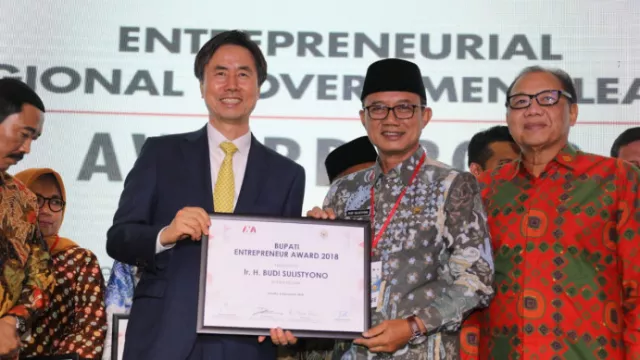 Bupati Ngawi Terima Enterpreneur Award 2018 - GenPI.co
