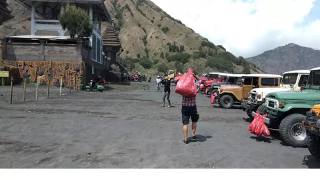 Komunitas Jeep Bersihkan Kawasan Gunung Bromo - GenPI.co