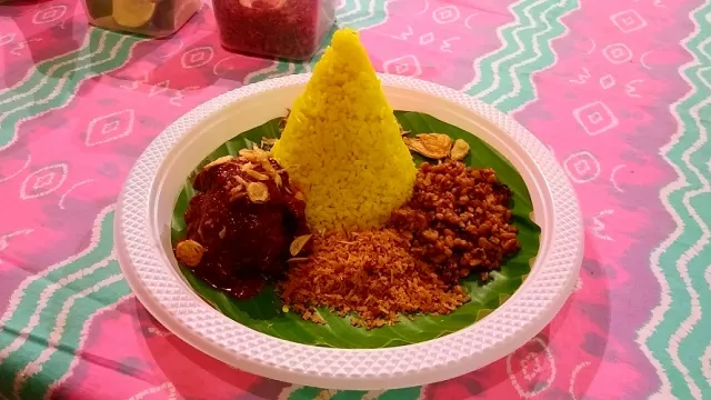 Nasi Kuning Khas Banjar dengan Habang Haruan - GenPI.co