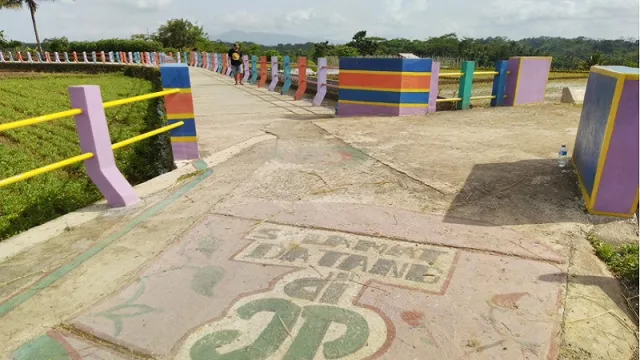 Jembatan Pelangi, Instagramable Banget - GenPI.co