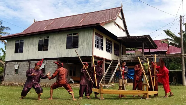 Pemuda Menjaga Budaya Tradisi Mappadendang di Sulsel - GenPI.co