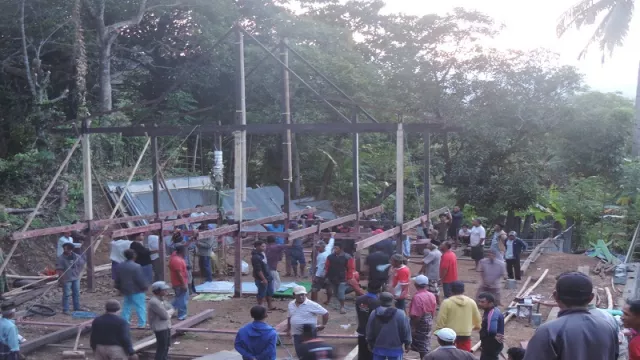 Tradisi Gotong Royong 'Mappatettong Bola' Rumah di Sulsel - GenPI.co