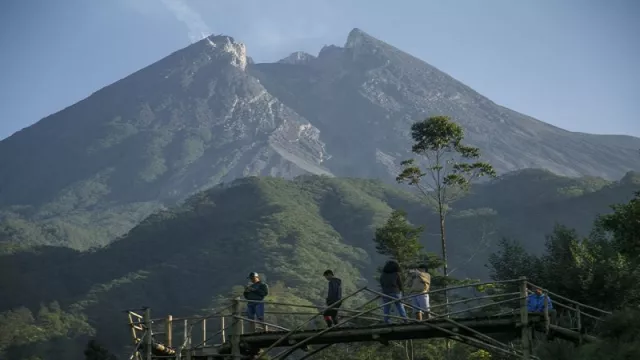 Status Merapi Waspada, Warga Beraktivitas Seperti Biasa - GenPI.co