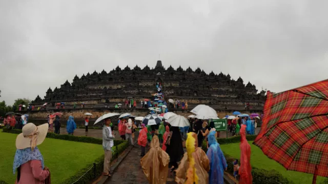Hujan, tak Menghalangi Para Pengunjung ke Candi Borobudur - GenPI.co