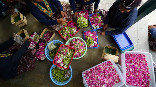 Pihak Keluarga Kunjungi Makam Eyang Gusti Putri Paku Alam X - GenPI.co