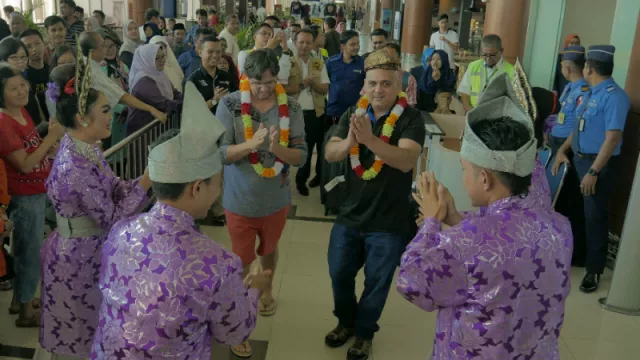 Turis Mancanegara di Riau disambut Air Mata Pengantin - GenPI.co