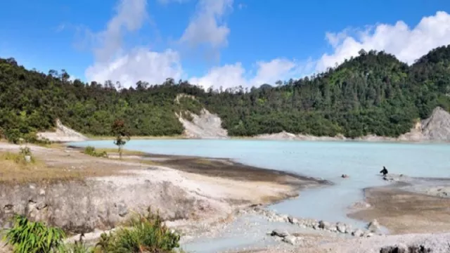 Kawah Telaga Bodas Ramai Dikunjungi Wisatawan - GenPI.co